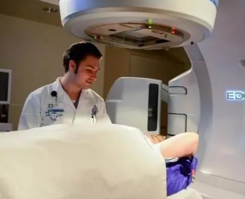中国学者新发现：X射线触发释放氢气改善癌症